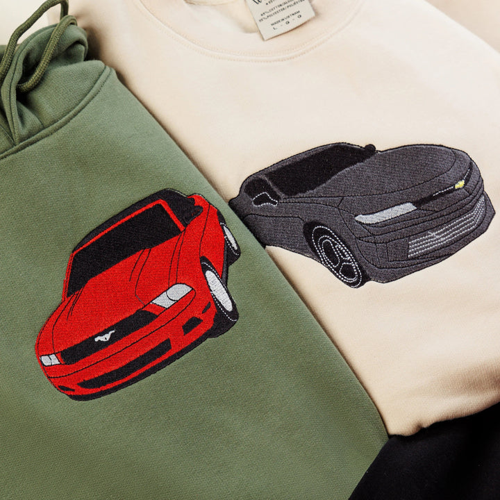 Gepersonaliseerde unisex hoodie voor heren met gedetailleerd geborduurde auto-afbeelding, een uniek kledingstuk.