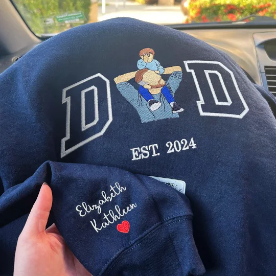 Model draagt stijlvolle unisex hoodie met eigen foto, gepersonaliseerd Vaderdag cadeau voor papa.
