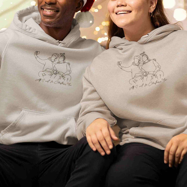 Close-up van gedetailleerd fotoborduurwerk op een zachte, gepersonaliseerde unisex hoodie; unieke mode.
