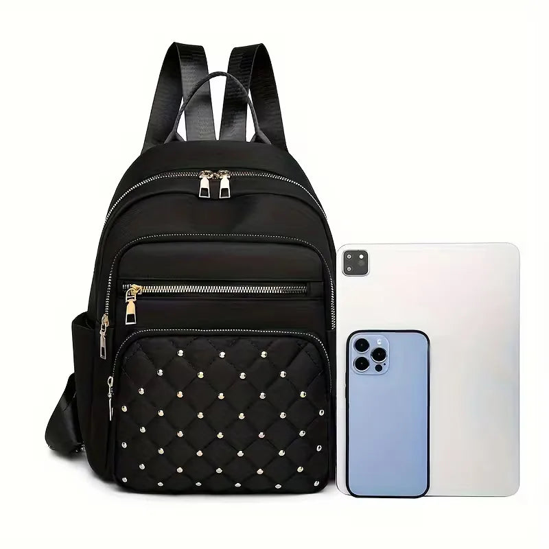 Praktische unisex rugzak met gewatteerde details en stoere studs, geschikt voor reizen en dagelijks gebruik.