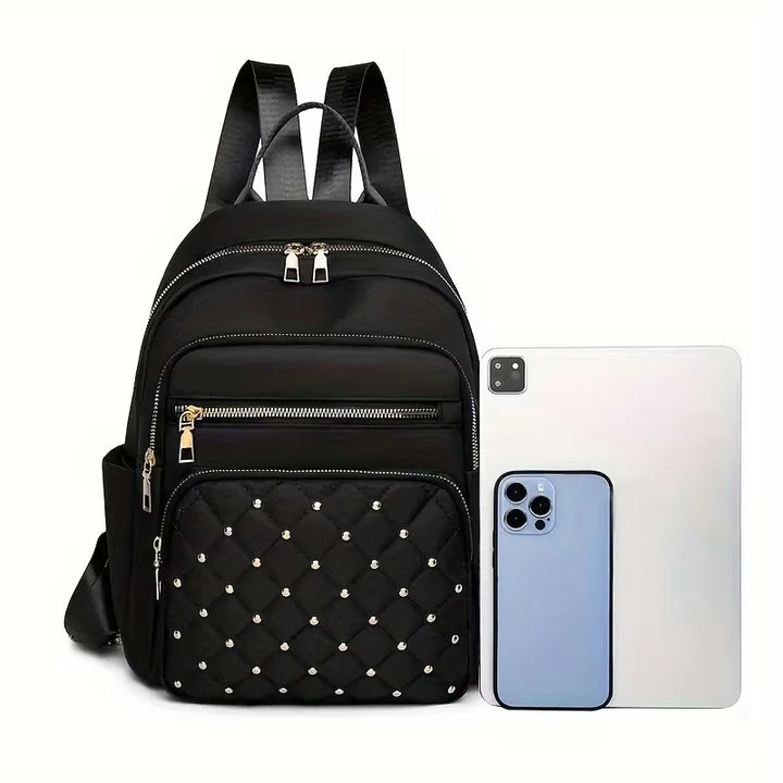 Praktische unisex rugzak met gewatteerde details en stoere studs, geschikt voor reizen en dagelijks gebruik.