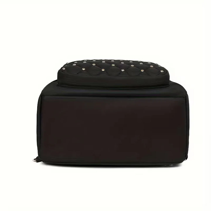 Stijlvolle gewatteerde unisex rugzak met studs, ruim en functioneel voor al je opbergruimtebehoeften.