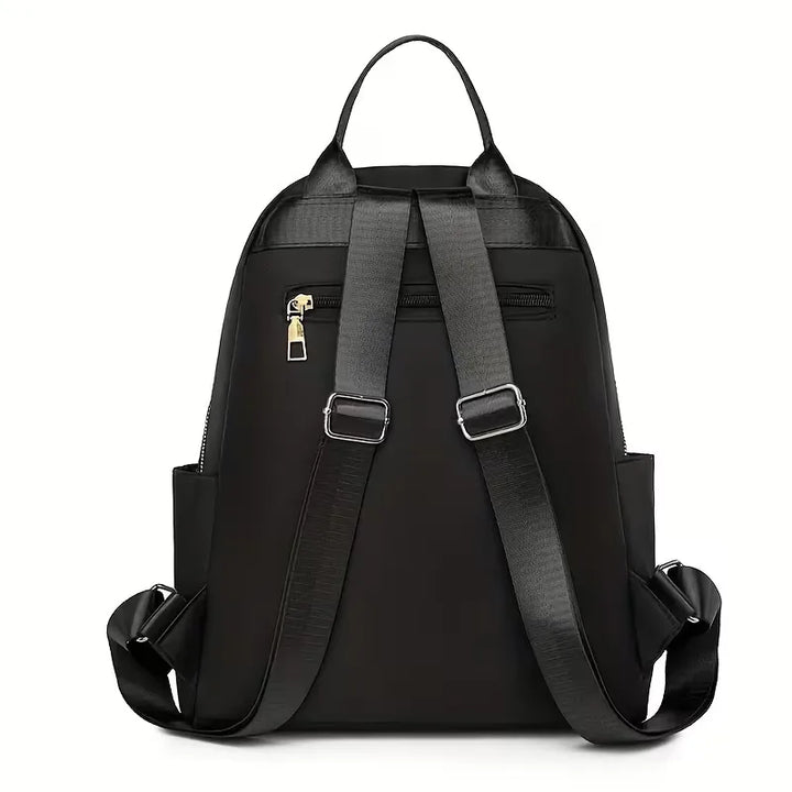 Unisex rugzak met studs, zijkant toont diepte en de comfortabel gewatteerde constructie. Ideaal voor school.