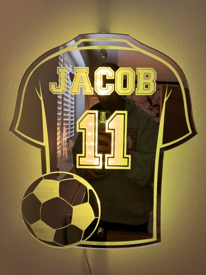 GoalGleam voetbalshirt spiegel, een origineel cadeau dat de passie voor voetbal weerspiegelt. Kamerdecoratie sport.