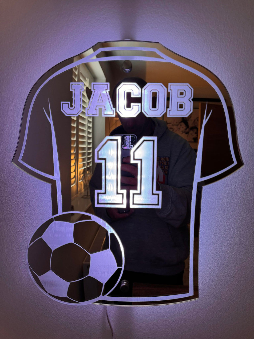 Stijlvolle GoalGleam voetbalshirt spiegel; een must-have uniek geschenk voor sportieve fans en interieurdecoratie.