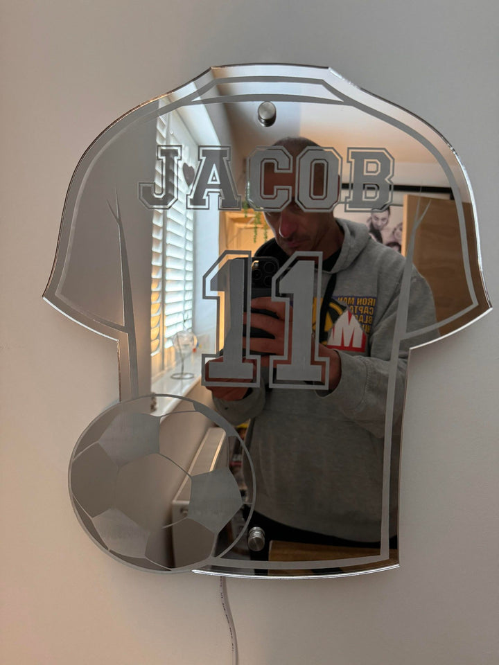 GoalGleam spiegel in de vorm van een voetbalshirt. Voetbalfan cadeau voor kamerdecoratie, uniek en inspirerend.