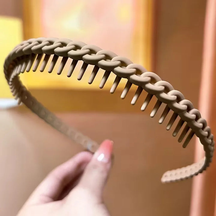 Moderne unisex haarband met opvallend twist design. Dit gevlochten haaraccessoire is flexibel en stijlvol voor iedereen.