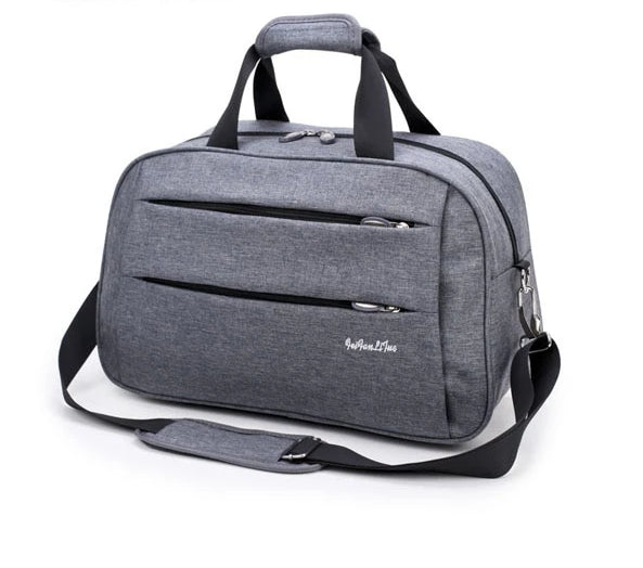 Unisex reisaccessoire: zwarte handbagage tas met schouderriem en trolleyfunctie.