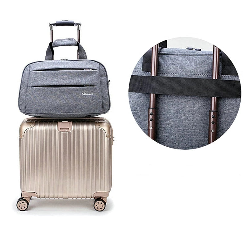 Zwarte unisex cabine tas met schouderriem, ideaal als handbagage en weekendtas.