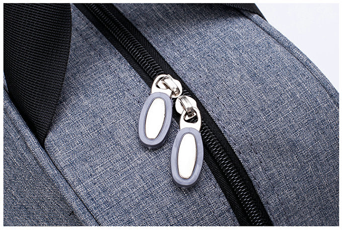 Nylon handbagage reistas, zwart en unisex, met speciale bevestiging voor trolley.