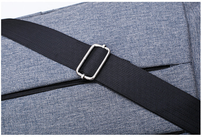 Stijlvolle unisex schoudertas, geschikt als handbagage en compacte cabine tas voor reizen.
