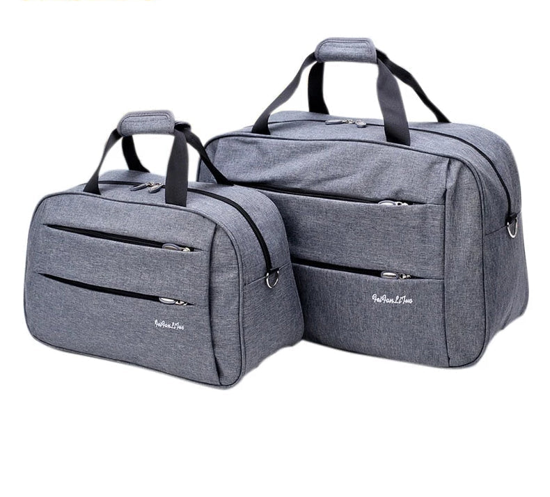 Zwarte weekendtas, ook geschikt als handbagage en trolleytas voor korte reizen.