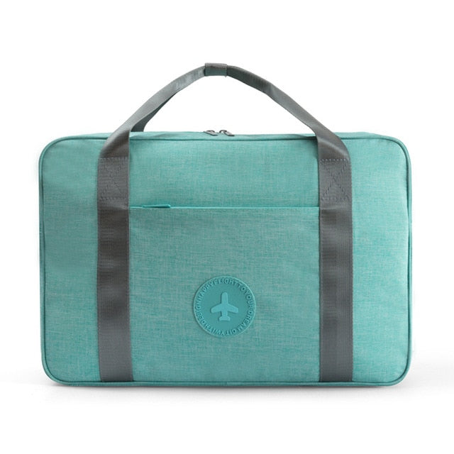 Compacte cabineformaat reistas in groen, voldoet aan handbagage eisen, eenvoudig over kofferhandvat te schuiven.