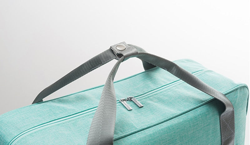 Veelzijdige vakantietas en handbagage in rood, geschikt voor zowel werk- als ontspannen weekendjes weg.