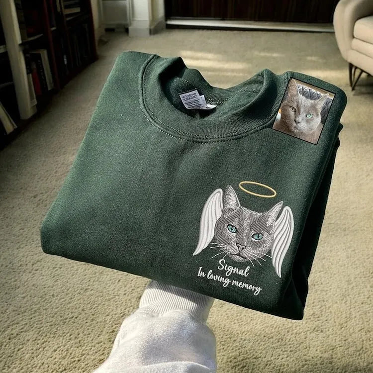 Model draagt unisex hoodie met geborduurd huisdierportret, ideaal als persoonlijk troostgeschenk.
