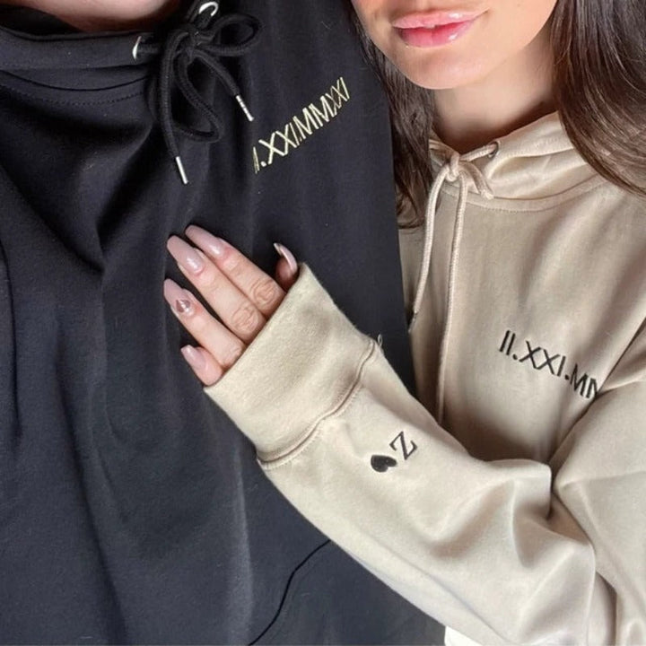 Unisex koppel hoodie met gepersonaliseerd borduurwerk, ideaal liefdescadeau voor jubileum of Valentijnsdag.