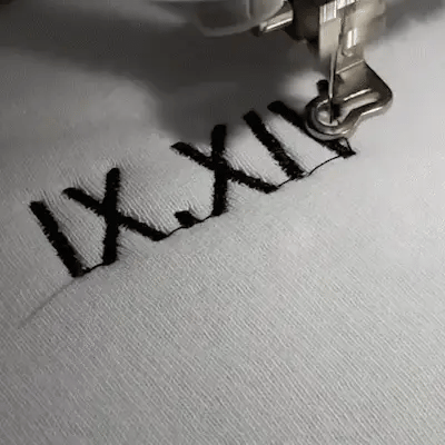Romantische unisex sweatshirt met fijn borduurwerk. Perfect om jullie liefde te uiten in comfort.