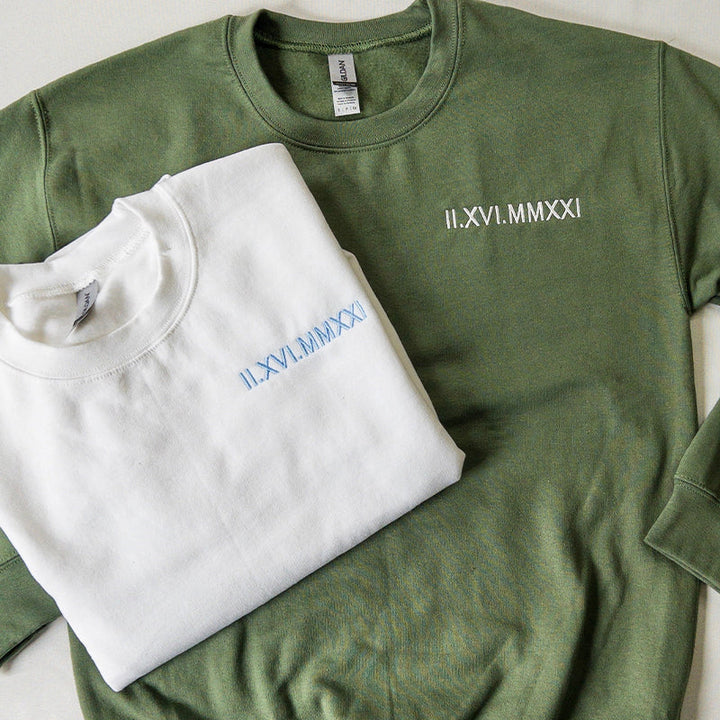 Gepersonaliseerd liefdescadeau: unisex koppel hoodie met elegant borduurwerk, perfect voor jubileum.