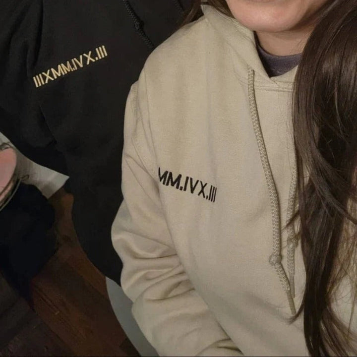 Warme winter koppel hoodie, gepersonaliseerd met jullie namen. Romantisch geschenk voor geliefden.