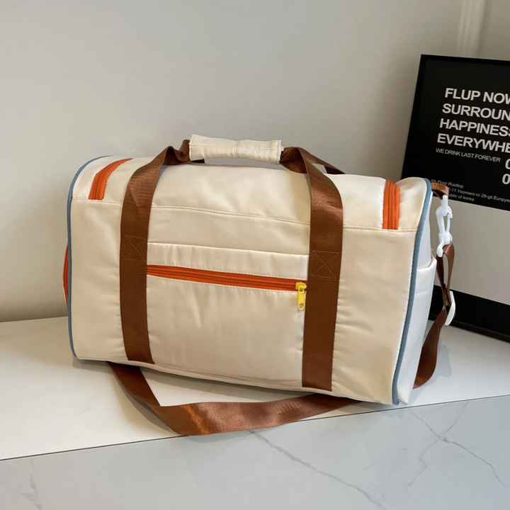 Detail van de stijlvolle kleurblokken op de lichtgewicht FlexaBag duffeltas, geschikt voor unisex gebruik.