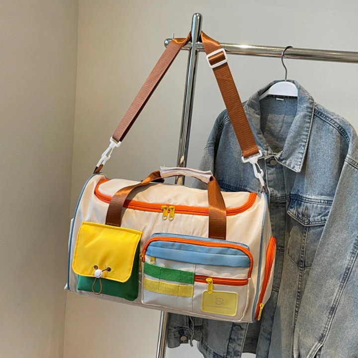 Unisex model draagt een lichtgewicht FlexaBag duffeltas met kleurblokken, perfect voor sport en reizen.