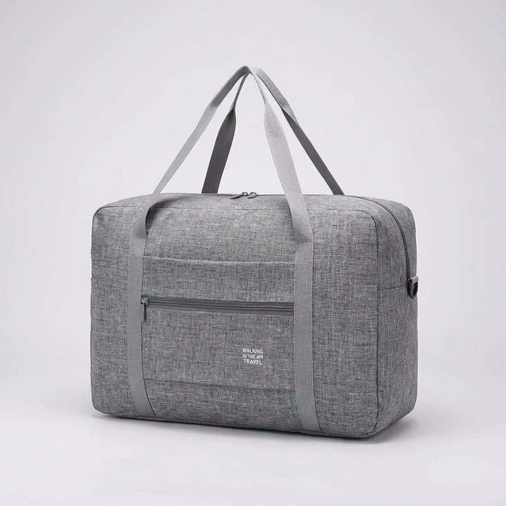 Compact opgevouwen Foldara reistas, perfect als extra tas of ruimtebesparende reisaccessoire.