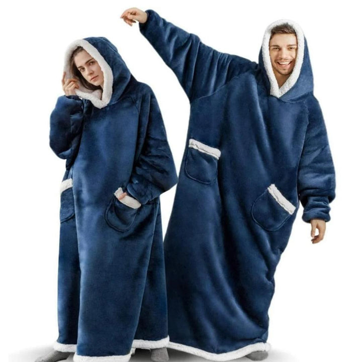Gezellige, warme hoodiedeken, oversized en unisex, perfect voor winterse ontspanning op de bank.