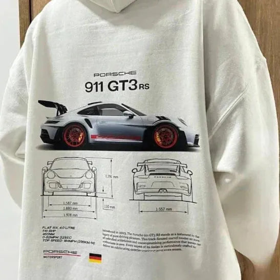 Unisex oversized racing hoodie in zwart, gedragen door model. Casual streetwear met ultiem comfort en stijl.