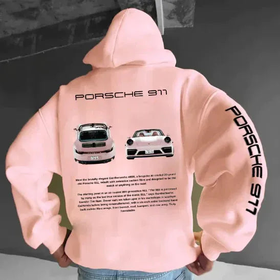 Detail van de oversized racing hoodie. Zachte stof benadrukt ultiem comfort en de unieke race-stijl.