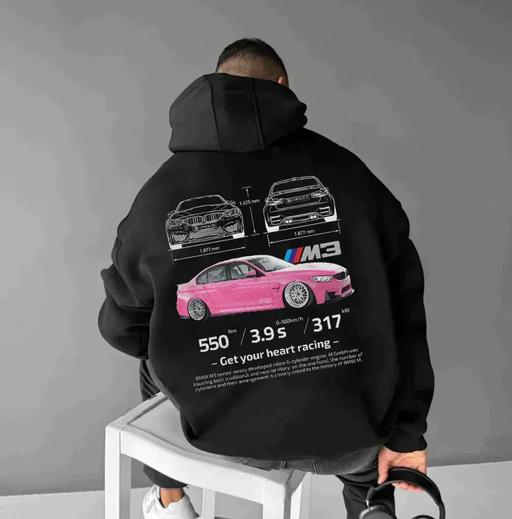 Model toont unisex oversized racing hoodie, perfect voor actieve streetwear. Comfortabele kleding met unieke stijl.