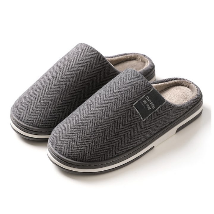 Detailopname van de pluche, warme voering in luxe unisex huispantoffels, perfect voor winterse ontspanning.