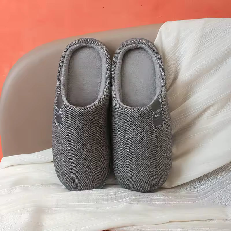 Comfortabele unisex pantoffels met zachte voering en antislip zool, klaar voor koude herfst- en winteravonden.