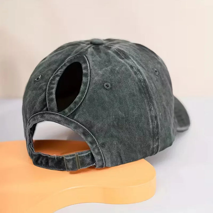 Veelzijdige casual pet met paardenstaartopening, perfect voor lente, zomer en herfst.
