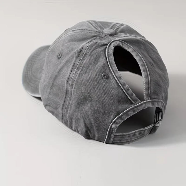 Duurzame pet met paardenstaartopening en gewassenlook, ontworpen voor comfort en stijl.