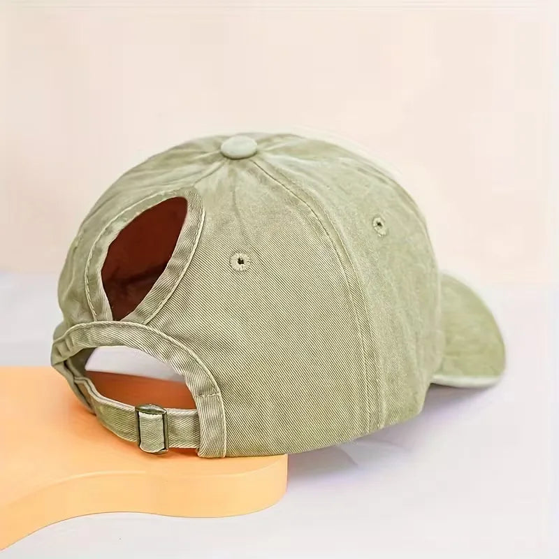 Comfortabele pet met paardenstaartopening, geschikt voor sportieve en dagelijkse activiteiten.