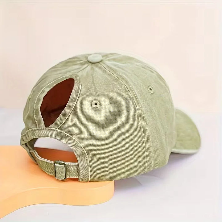 Comfortabele pet met paardenstaartopening, geschikt voor sportieve en dagelijkse activiteiten.