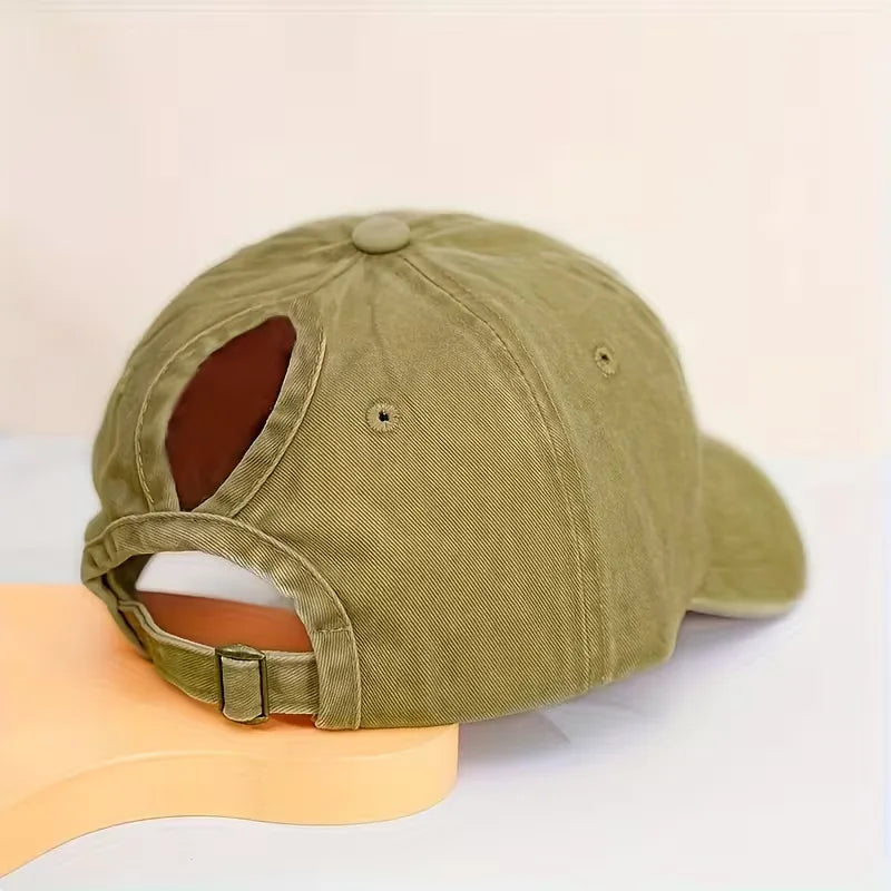 Unisex pet met paardenstaartgat, handig voor dames en heren met lang haar.