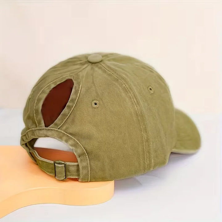 Unisex pet met paardenstaartgat, handig voor dames en heren met lang haar.