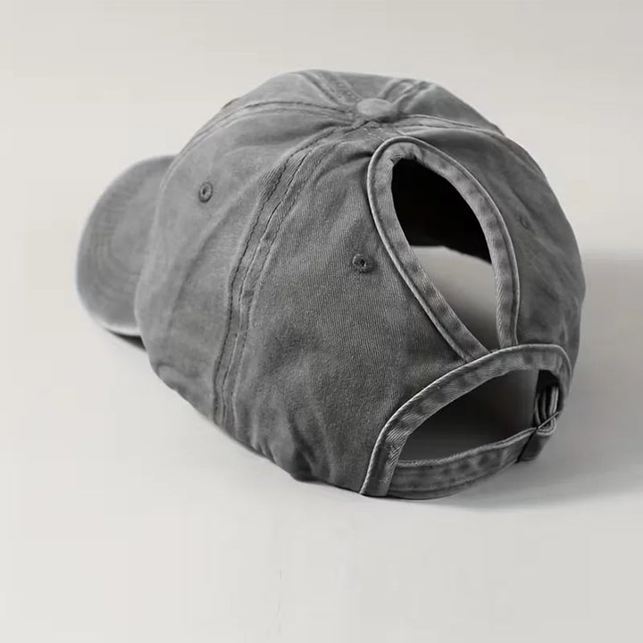 Trendy unisex pet met speciale paardenstaartopening en comfortabele pasvorm.