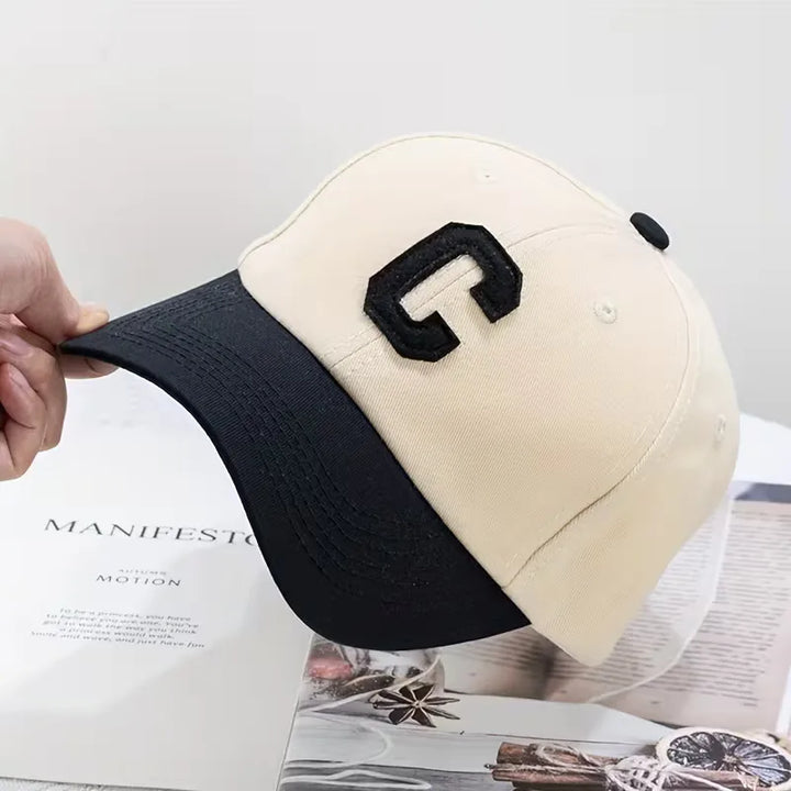 Sportieve unisex pet met uniek kleurblokpatroon en geborduurd C-embleem. Verstelbaar voor comfort.