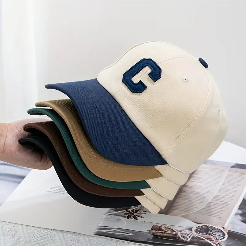 Casual unisex pet met trendy kleurblokken en opvallend C-logo. Verstelbaar accessoire voor lente en zomer.