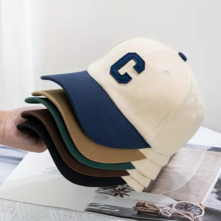 Casual unisex pet met trendy kleurblokken en opvallend C-logo. Verstelbaar accessoire voor lente en zomer.