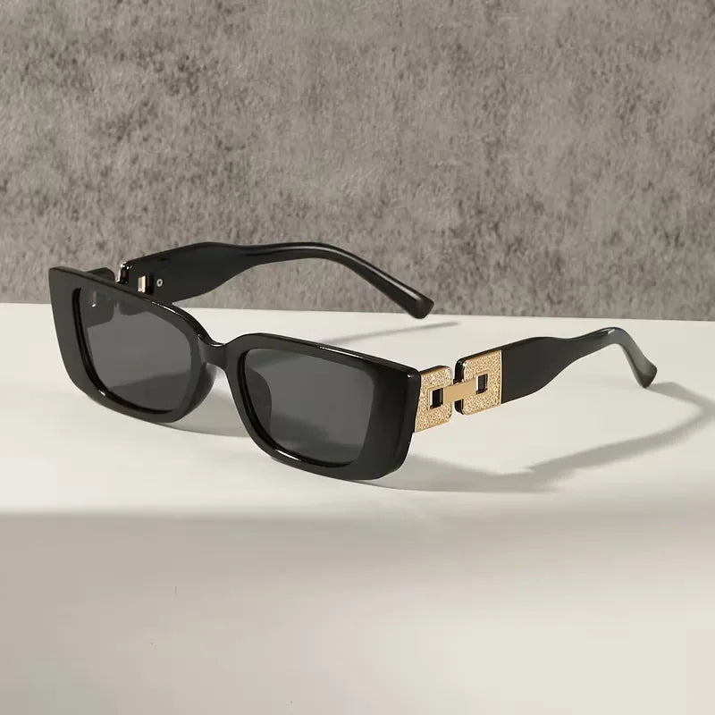 Modieuze unisex zonnebril, rechthoekig zwart frame. Biedt elegante stijl en essentiële UV-bescherming voor elke dag.