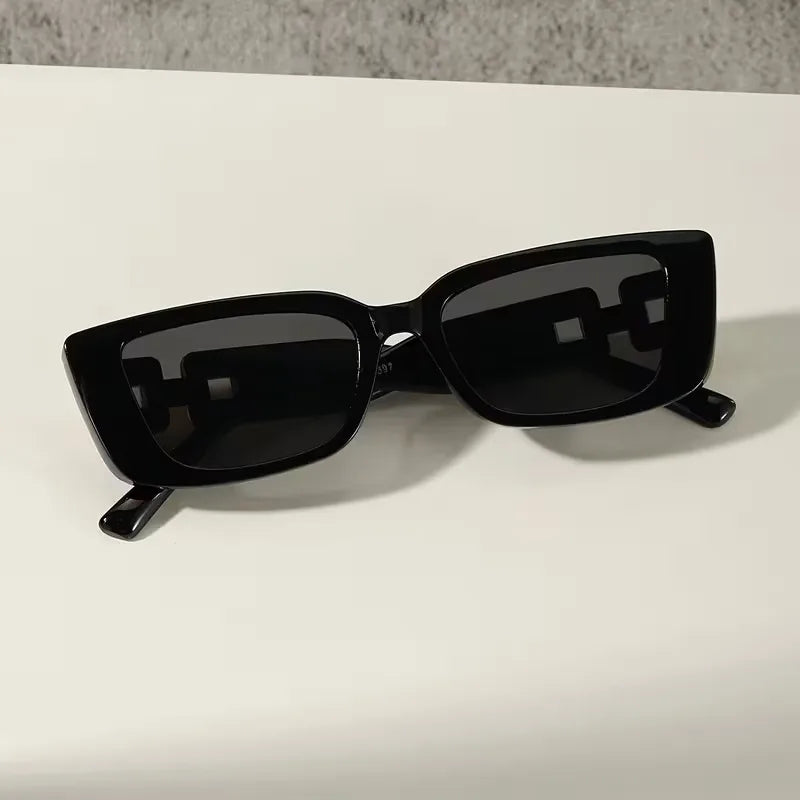 Stijlvolle zwarte rechthoekige zonnebril, unisex design. Perfect accessoire met UV-bescherming voor een elegante uitstraling.