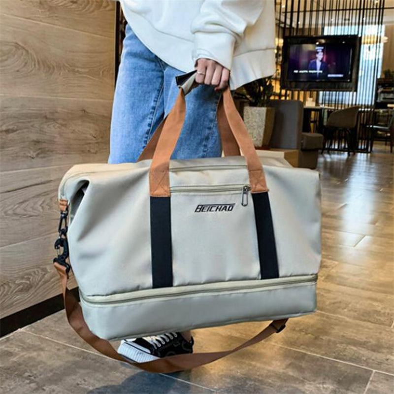 Compacte paarse reistas voor vrouwen en mannen, perfect voor een dagtrip of sportsessie, duurzaam materiaal.