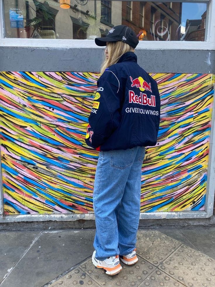 Iconisch unisex jack met retro race-details, een veelzijdige jas voor streetwear en casual gelegenheden.