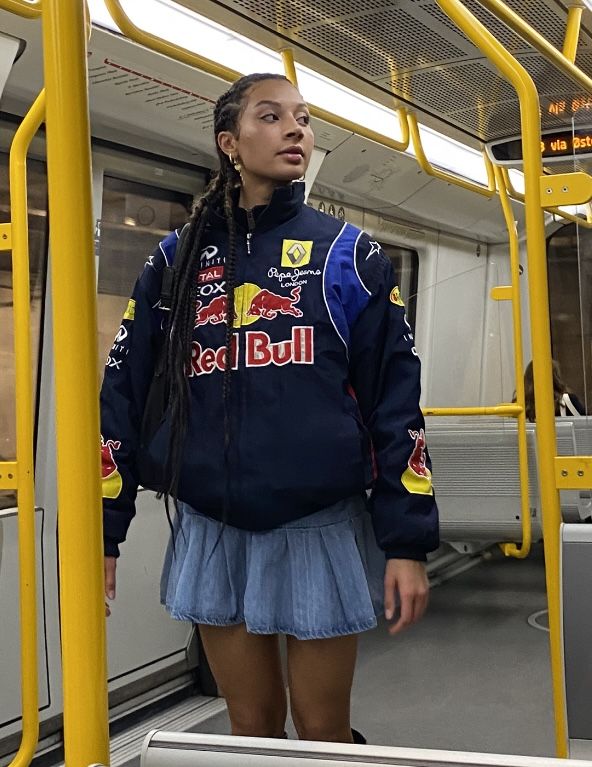 Comfortabel unisex racejack; ideaal als festival kleding of casual jas met retro en sportieve elementen.