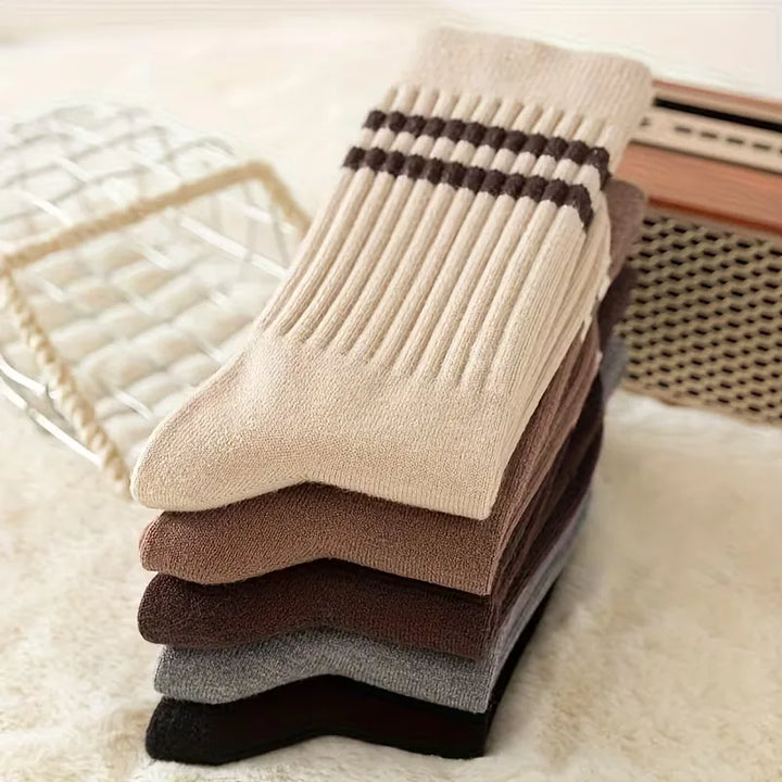 Trendy unisex lange ribbed sokken in diverse kleuren, perfect voor een casual of streetwear look.