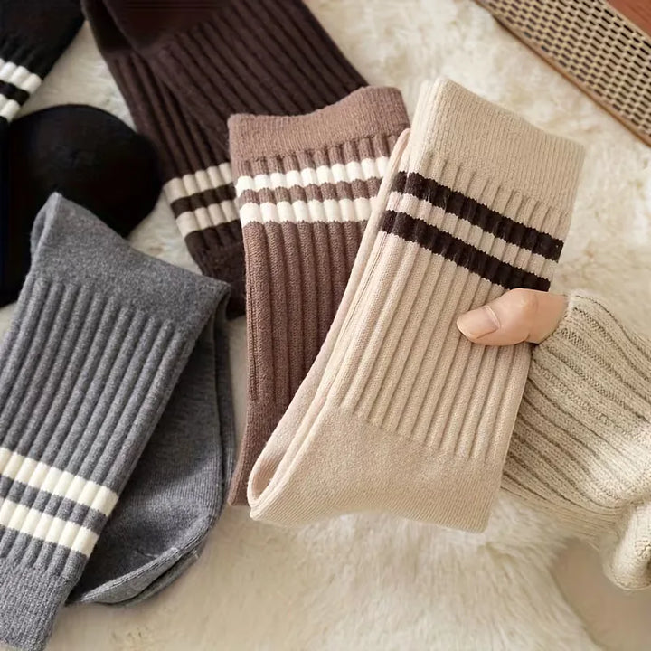Zachte unisex ribbed sokken voor dagelijks comfort. Lange pasvorm, geschikt voor herfst en winter.