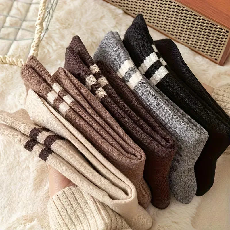 Stijlvolle, kleurrijke unisex ribbed sokken. Deze lange sokken zijn perfect voor de herfst- en wintercollectie.